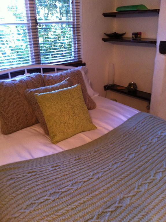Thatched Farm Bed And Breakfast Woodbridge Room photo